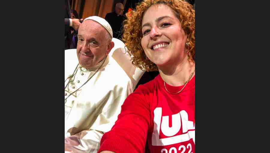 Papa Francisco vê Carina Vitral com camiseta de Lula, sorri e a chama para foto